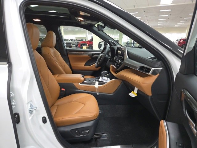 New 2026 Toyota Highlander Platinum image 8