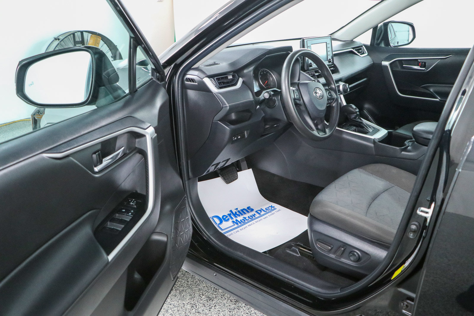Used 2022 Toyota RAV4 XLE FWD image 3