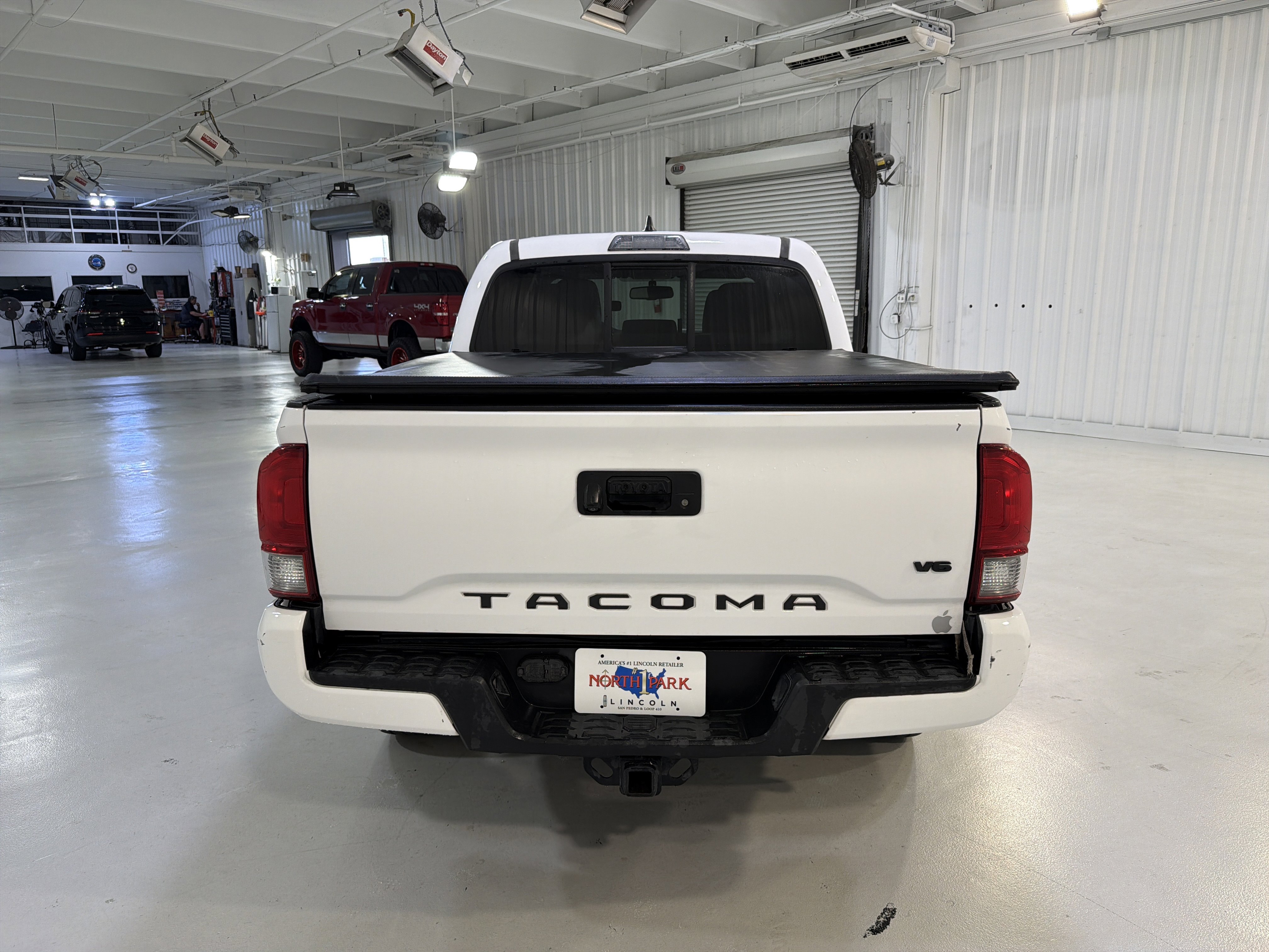 Used 2016 Toyota Tacoma TRD Sport w/ Towing Package image 4