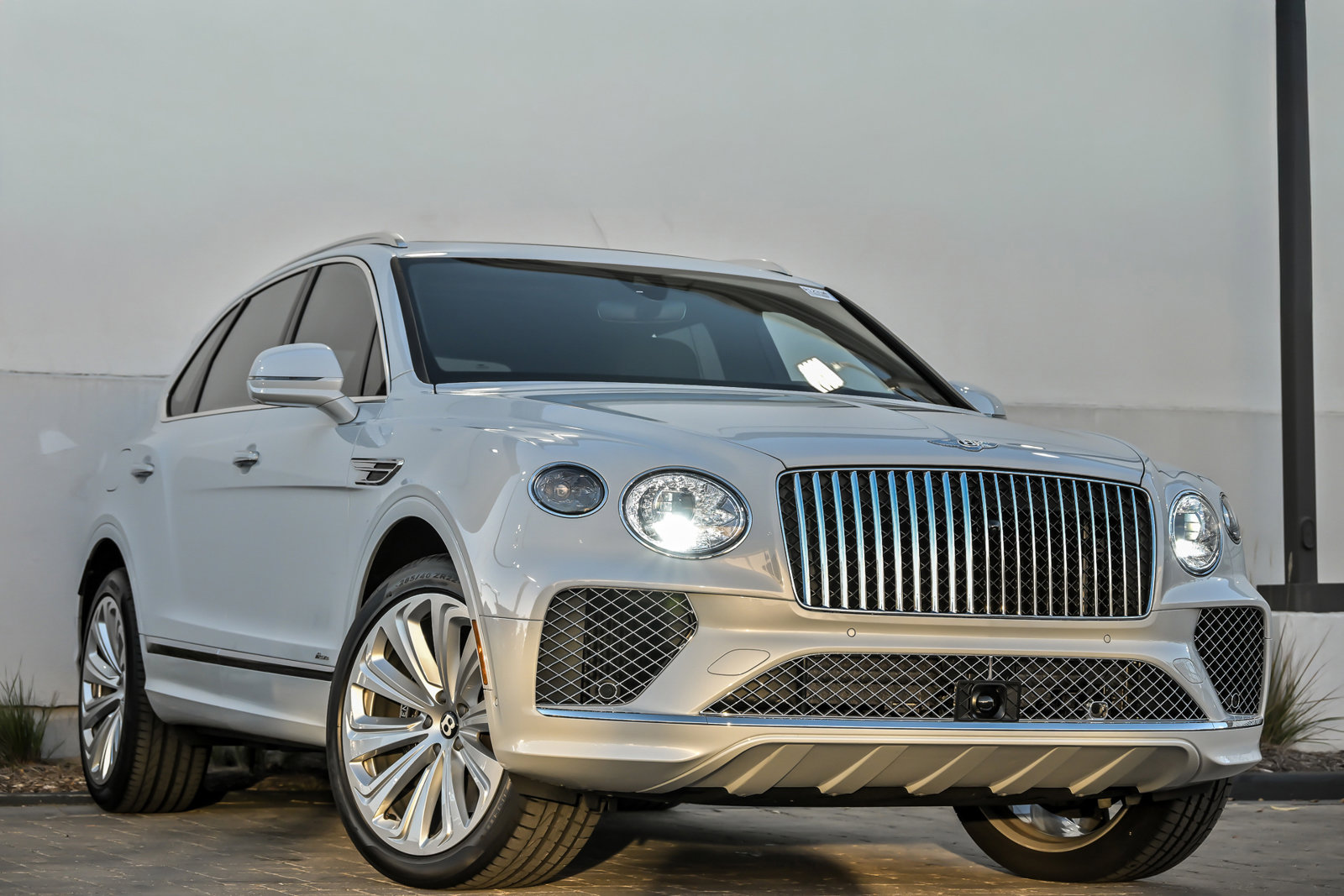 Used 2024 Bentley Bentayga image 1
