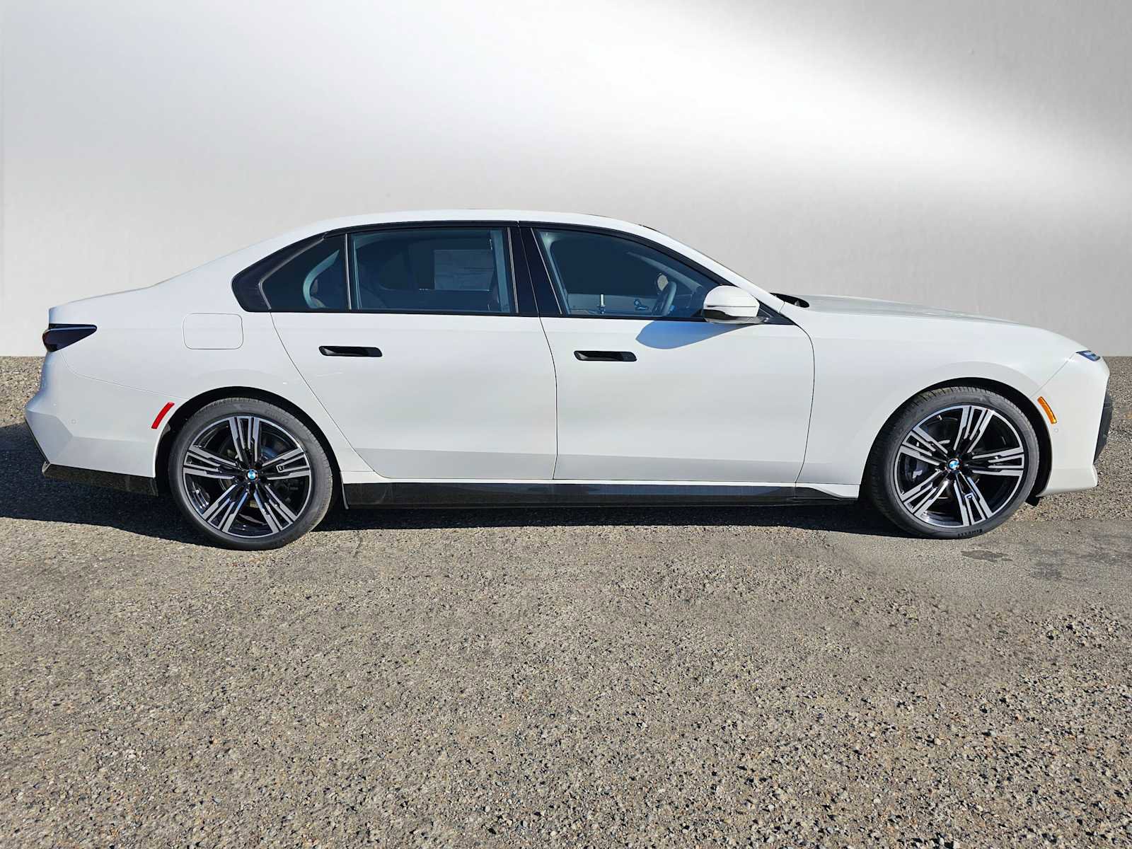 Used 2024 BMW i7 xDrive60 image 7