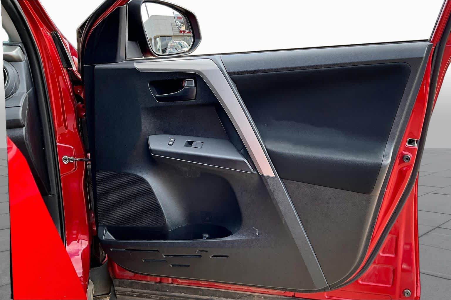 Used 2016 Toyota RAV4 LE FWD image 26