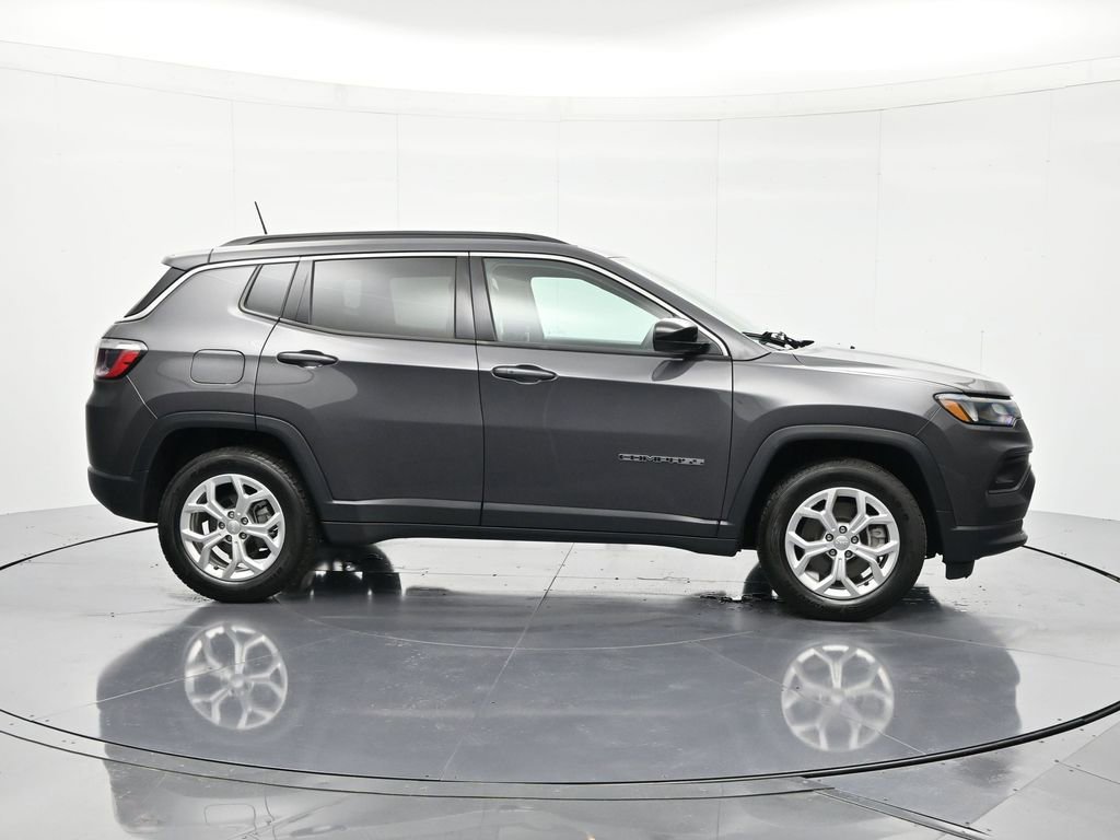 Used 2024 Jeep Compass Latitude AWD/4WD image 4