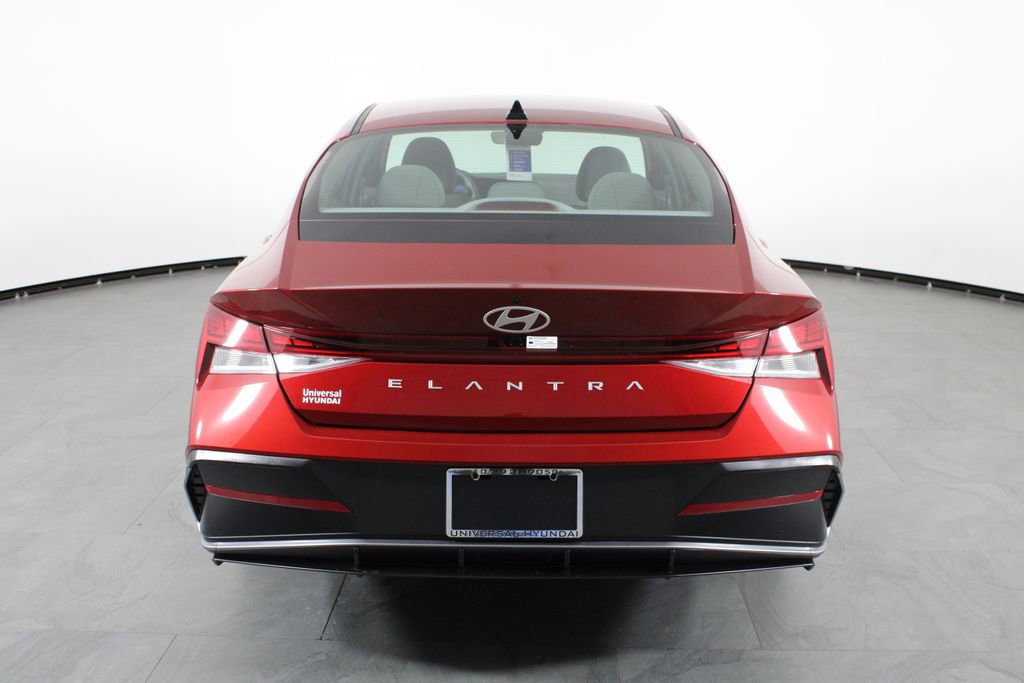 Certified 2025 Hyundai Elantra SEL FWD image 11