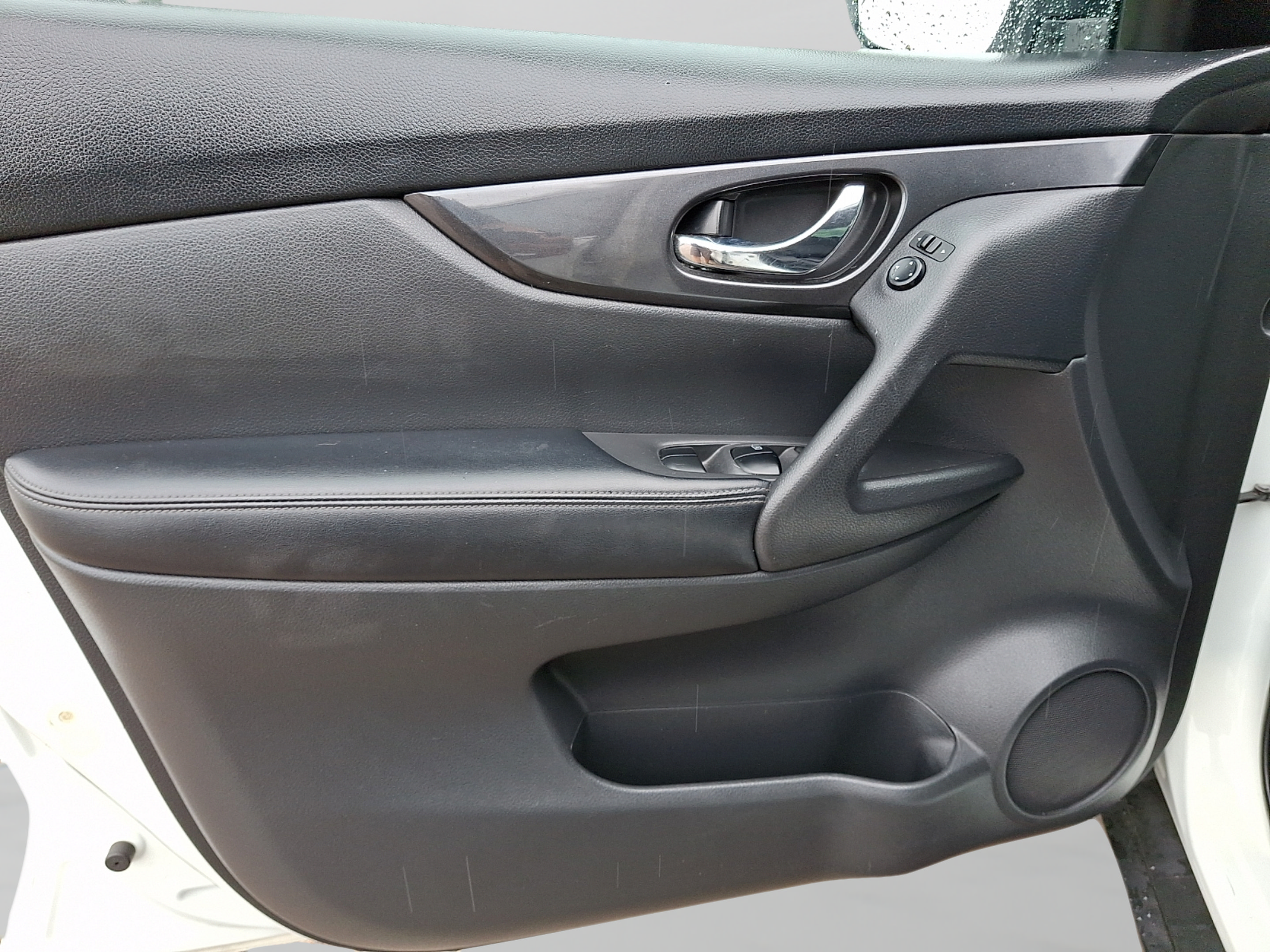 Used 2018 Nissan Rogue S AWD/4WD image 10