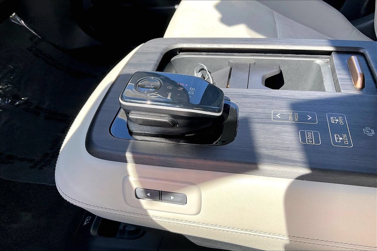 Used 2024 Nissan Ariya FWD image 22