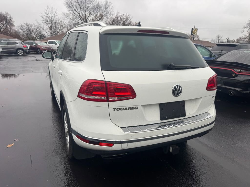 Used 2016 Volkswagen Touareg Sport image 4