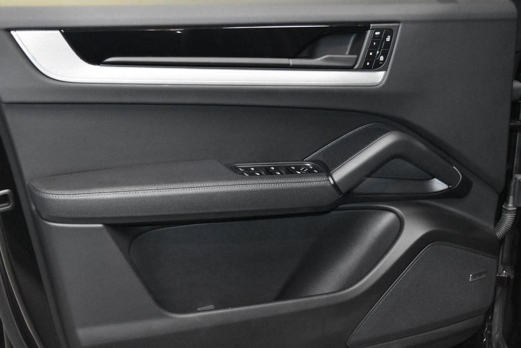 Certified 2025 Porsche Cayenne image 7