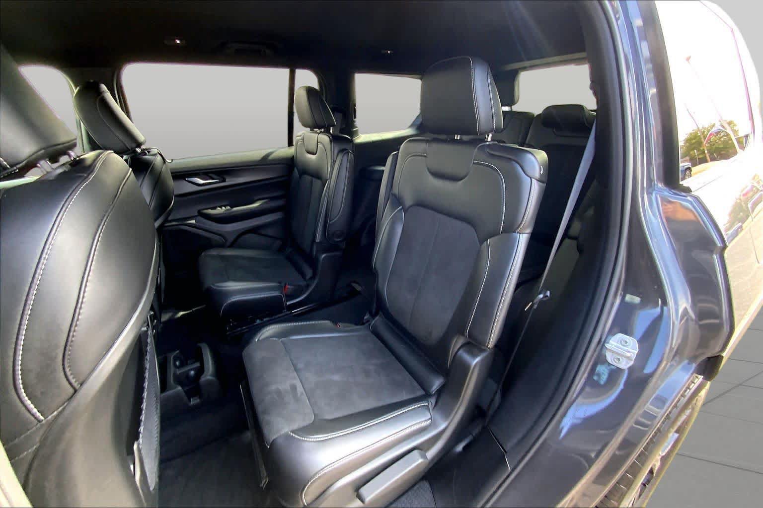 Used 2025 Jeep Grand Cherokee L Laredo AWD/4WD image 21