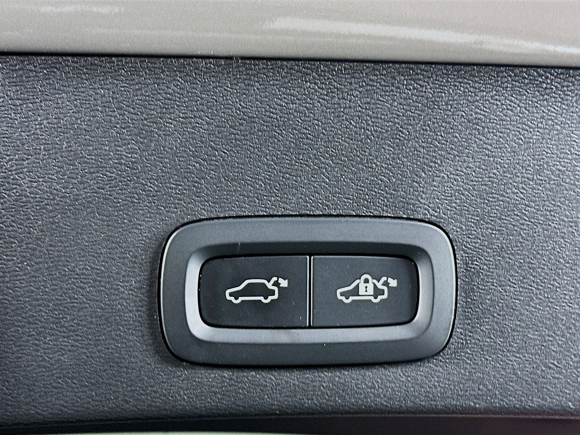 Used 2025 Volvo XC40 B5 Plus image 28