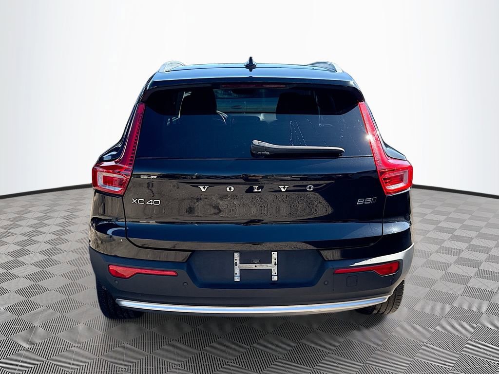 Used 2023 Volvo XC40 B5 Plus image 7