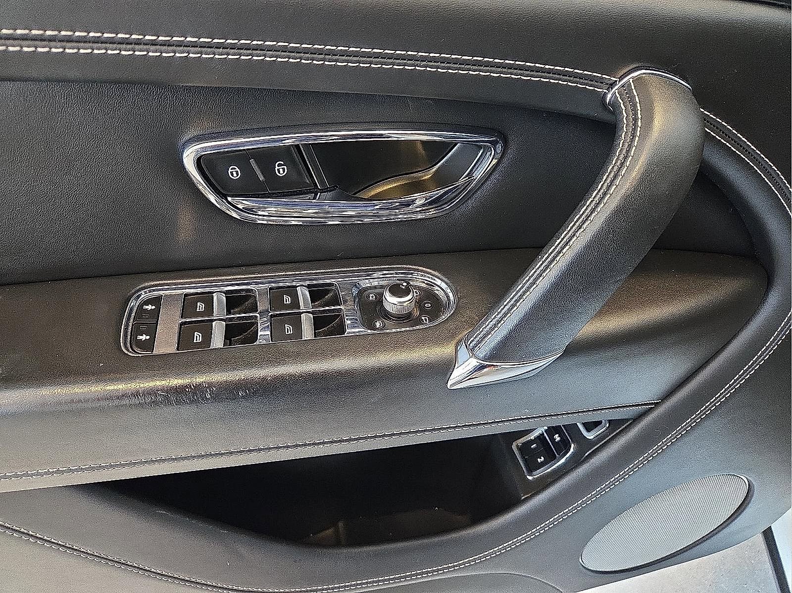 Used 2018 Bentley Bentayga image 14