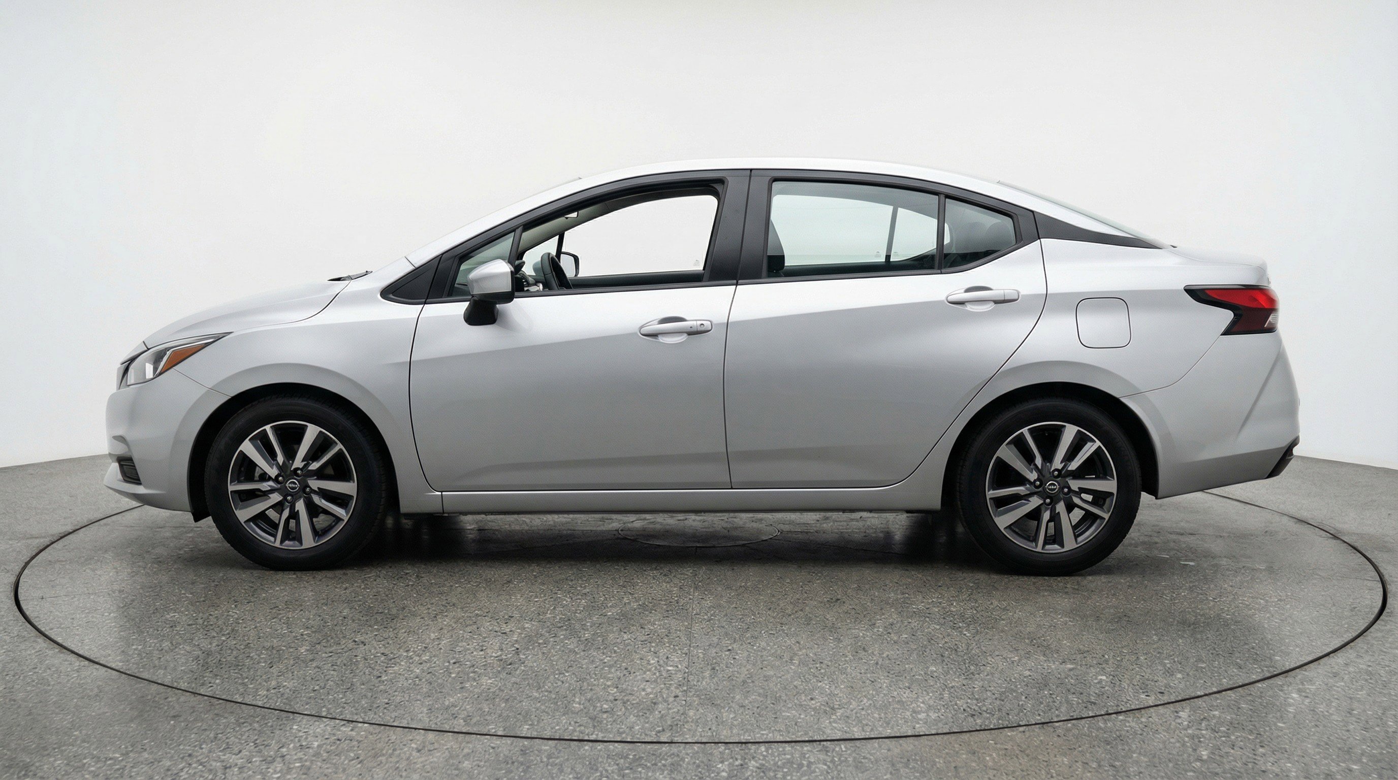 Used 2025 Nissan Versa SV FWD image 5