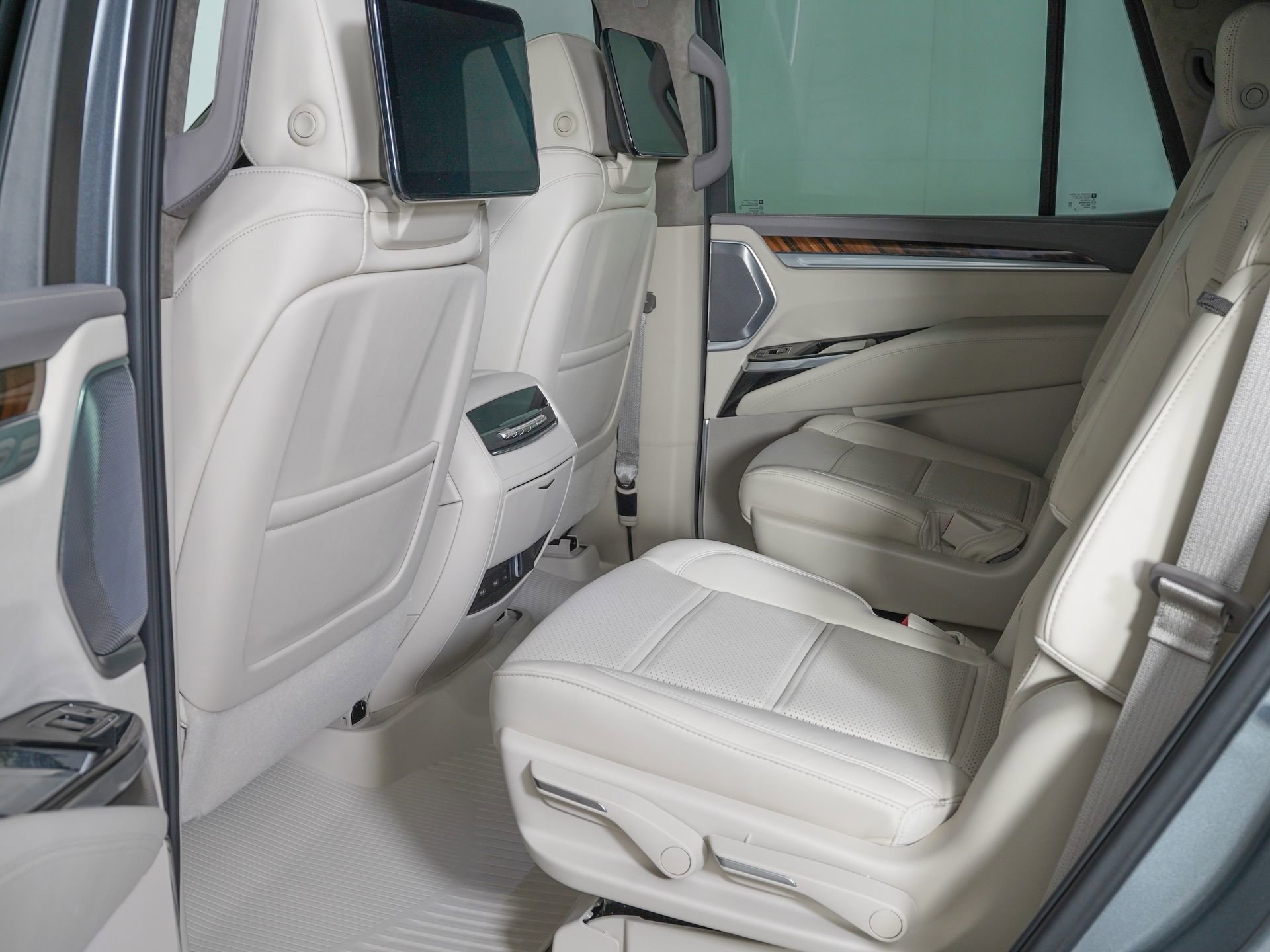 Used 2026 Cadillac Escalade Platinum Sport w/ LPO, Floor Liner Package AWD/4WD image 15