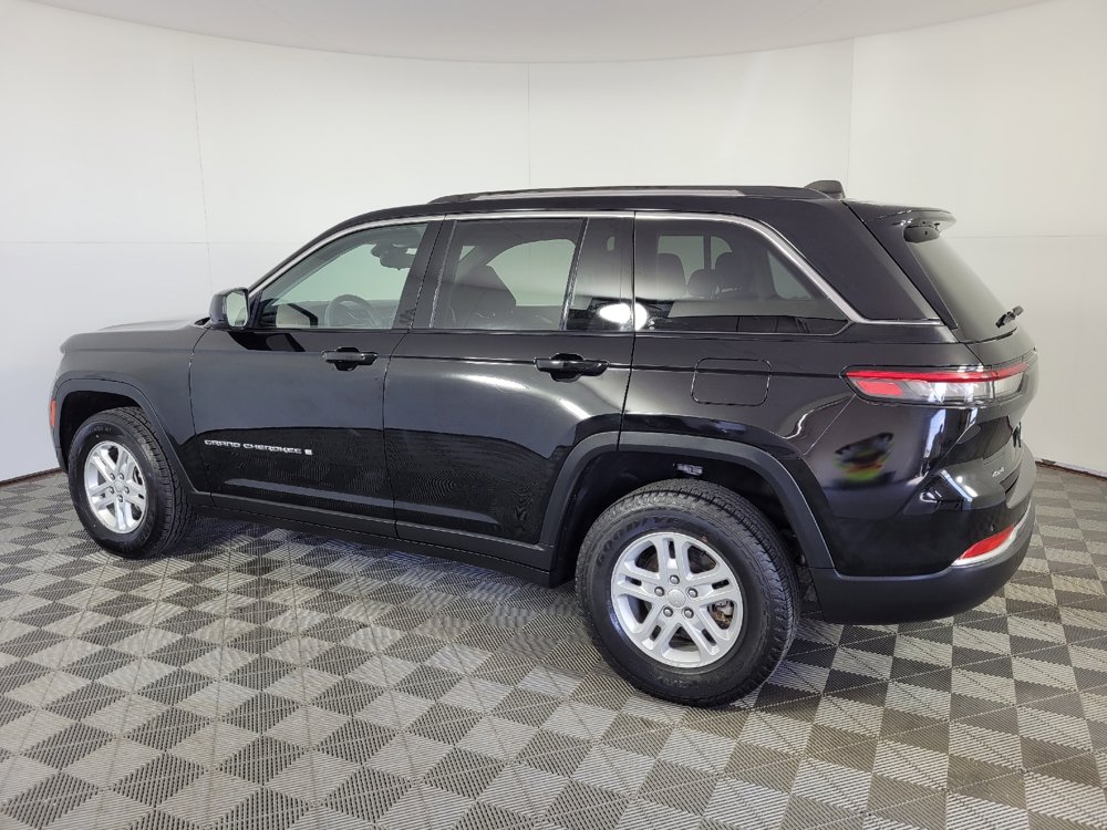 Used 2023 Jeep Grand Cherokee Laredo AWD/4WD image 3