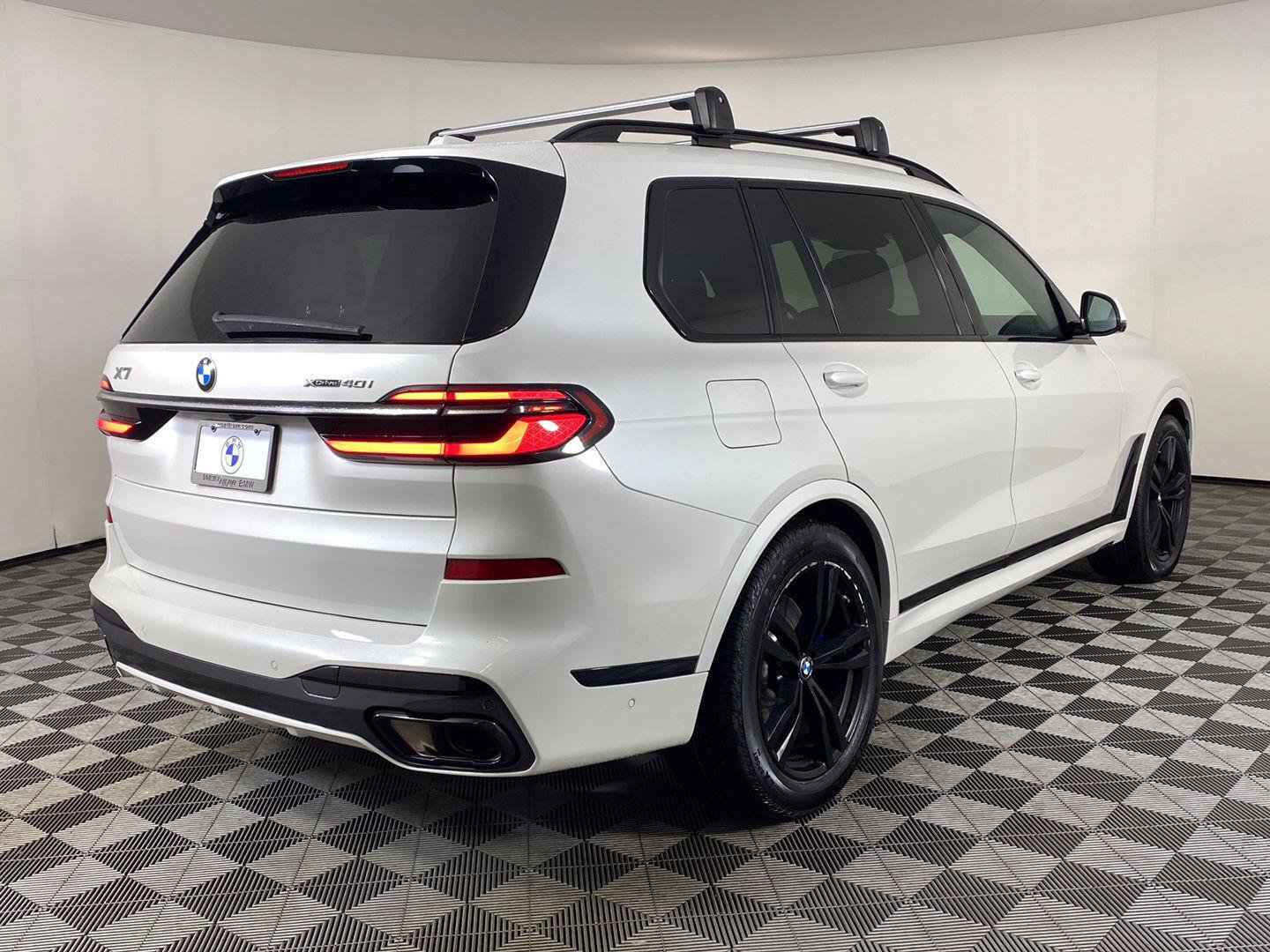 Used 2023 BMW X7 xDrive40i w/ Executive Package AWD/4WD image 5