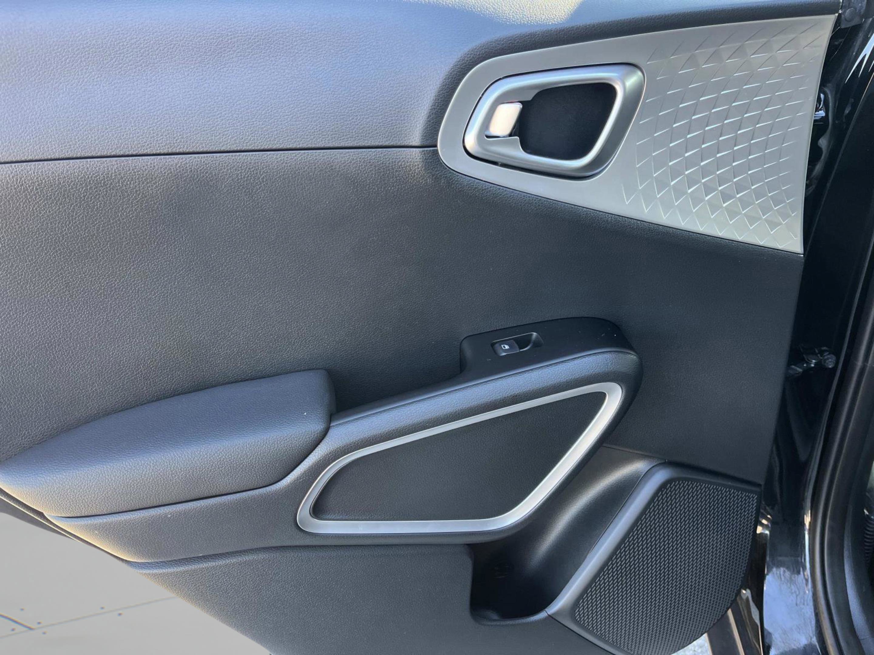 Used 2025 Kia Soul LX w/ LX Technology Package image 17