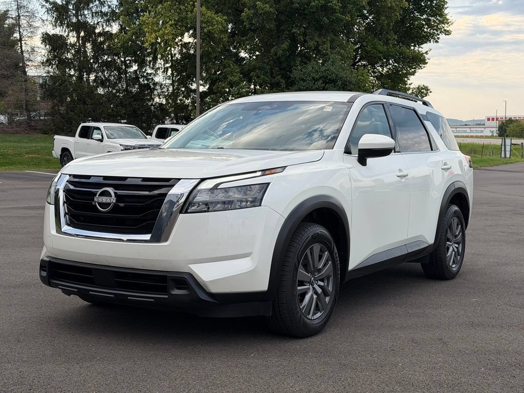 Used 2024 Nissan Pathfinder SV FWD image 2
