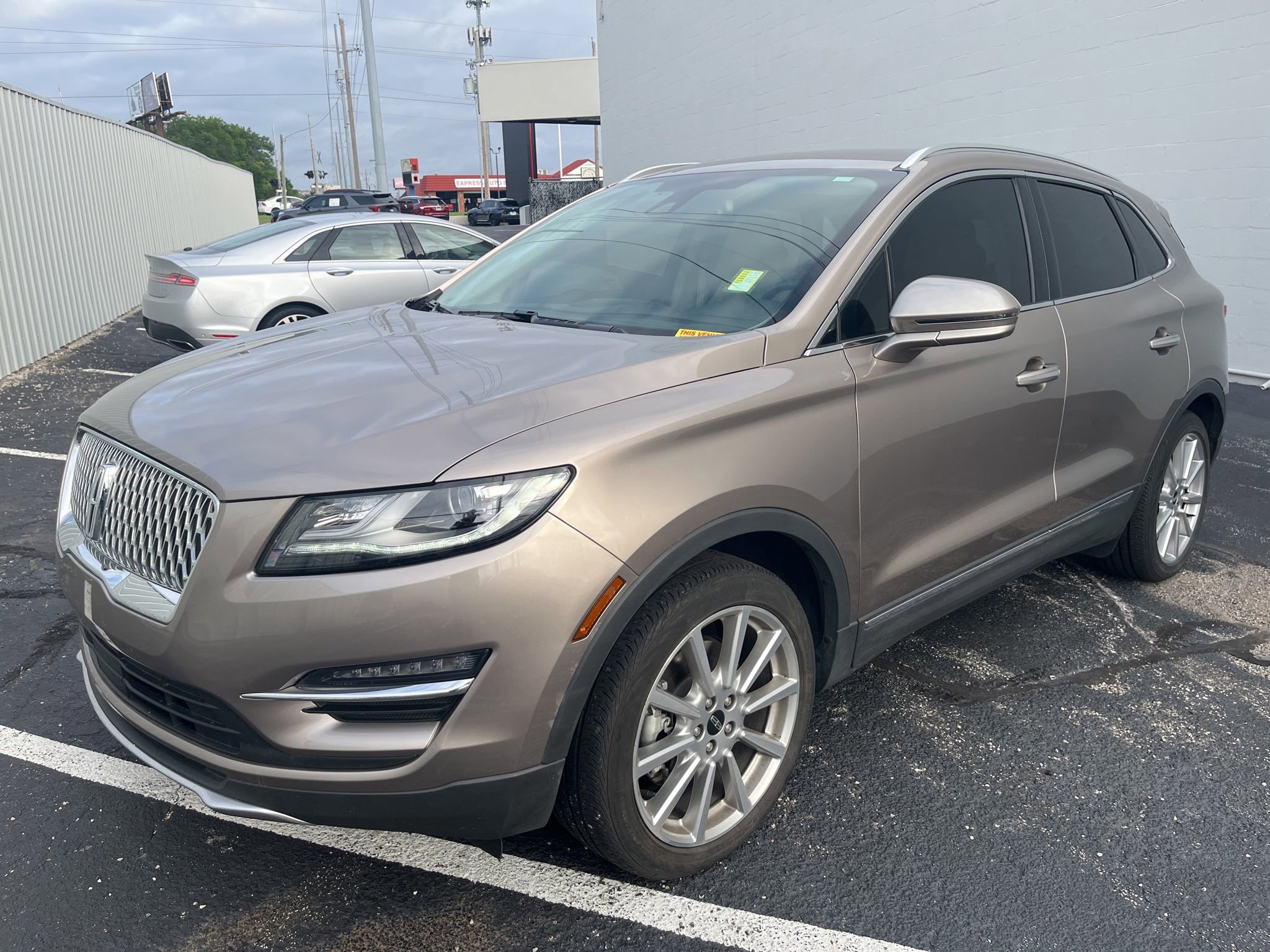 Used 2019 Lincoln MKC Select w/ Select Plus Package FWD image 3