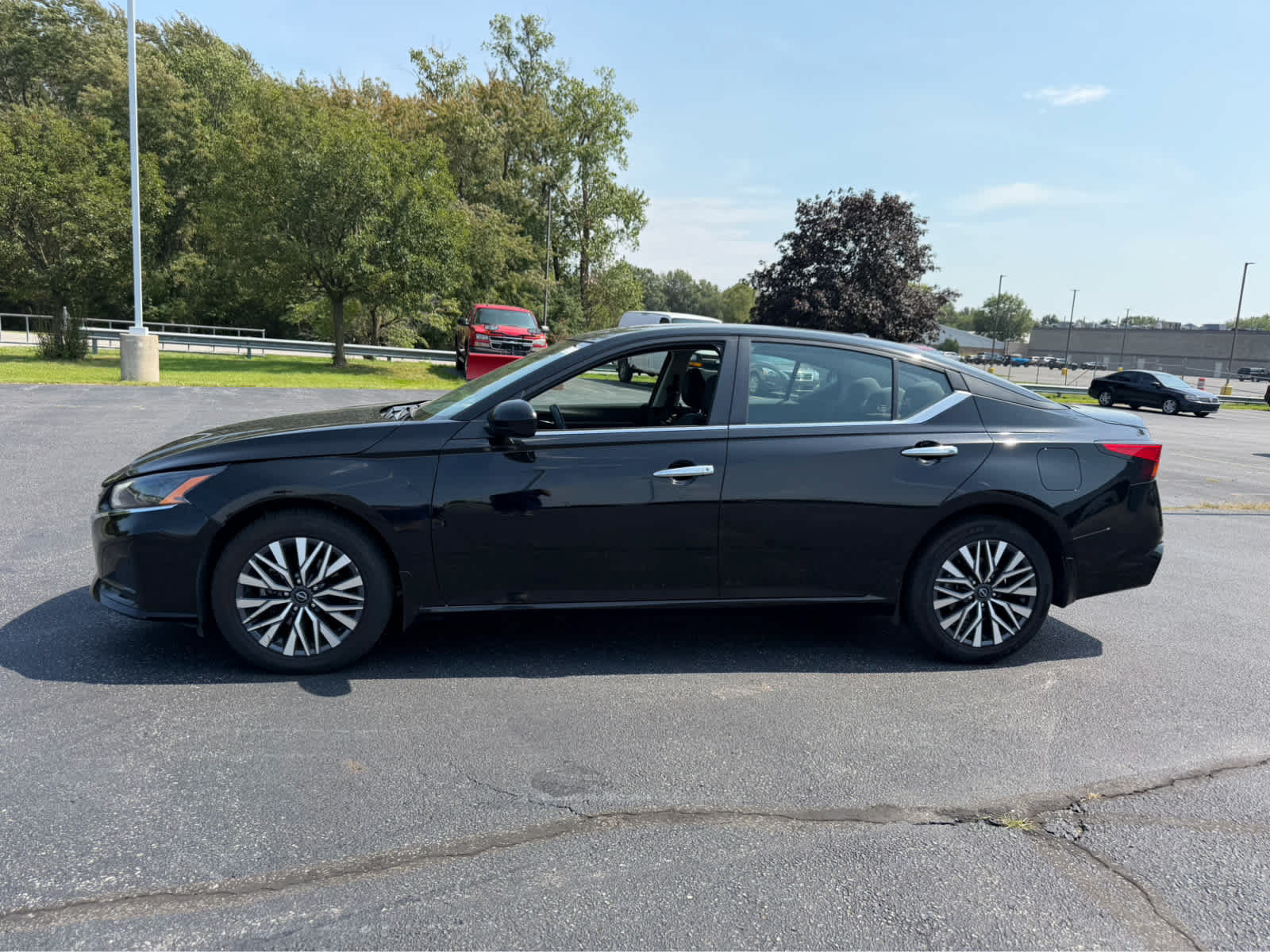 Used 2024 Nissan Altima 2.5 SV w/ SV Premium Package AWD/4WD image 4