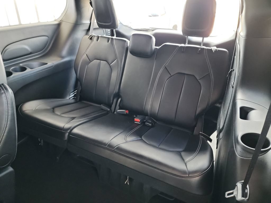 Used 2025 Chrysler Pacifica Select FWD image 36
