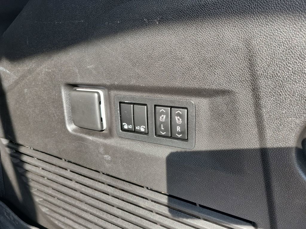 Used 2022 Chevrolet Tahoe Z71 w/ Luxury Package image 35