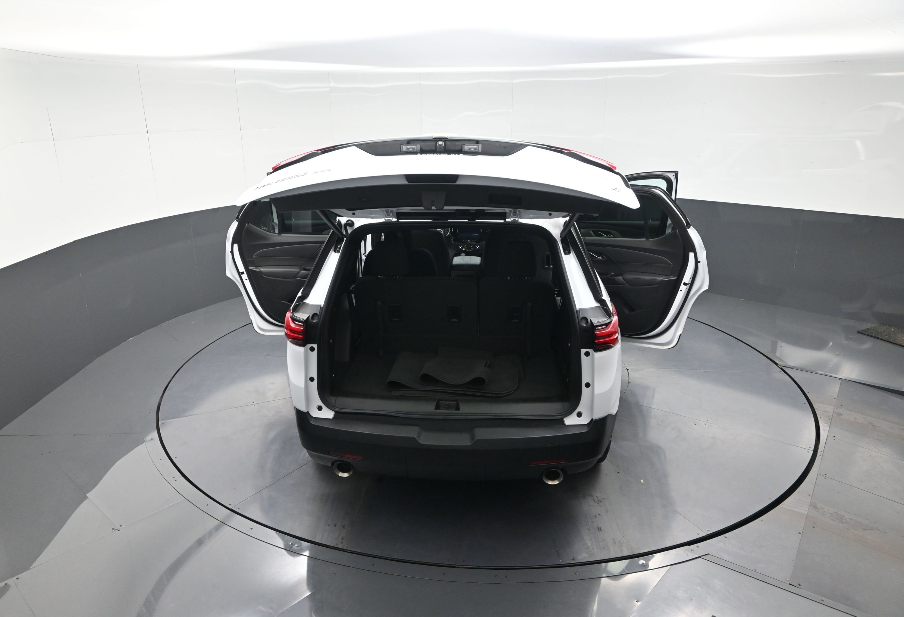 Used 2023 Chevrolet Traverse LT image 13