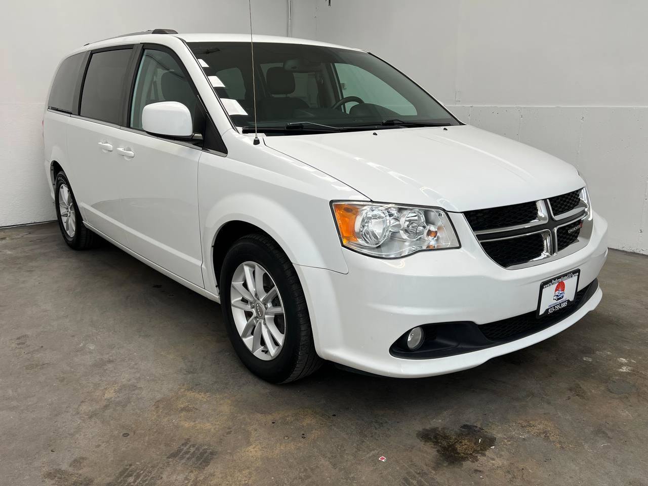 Used 2019 Dodge Grand Caravan SXT FWD image 3