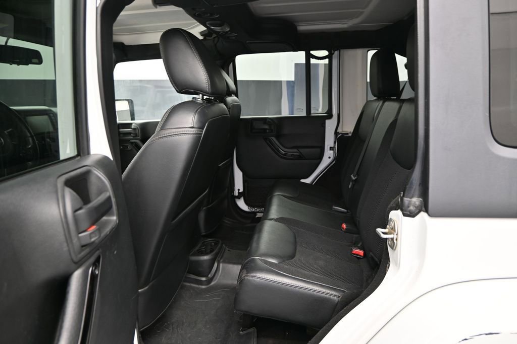 Used 2017 Jeep Wrangler Unlimited Sahara AWD/4WD image 11