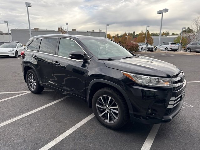 Used 2017 Toyota Highlander XLE image 2