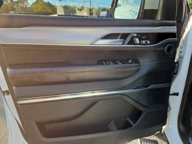 Used 2022 Jeep Grand Wagoneer Series III w/ HD Trailer Tow Package AWD/4WD image 11