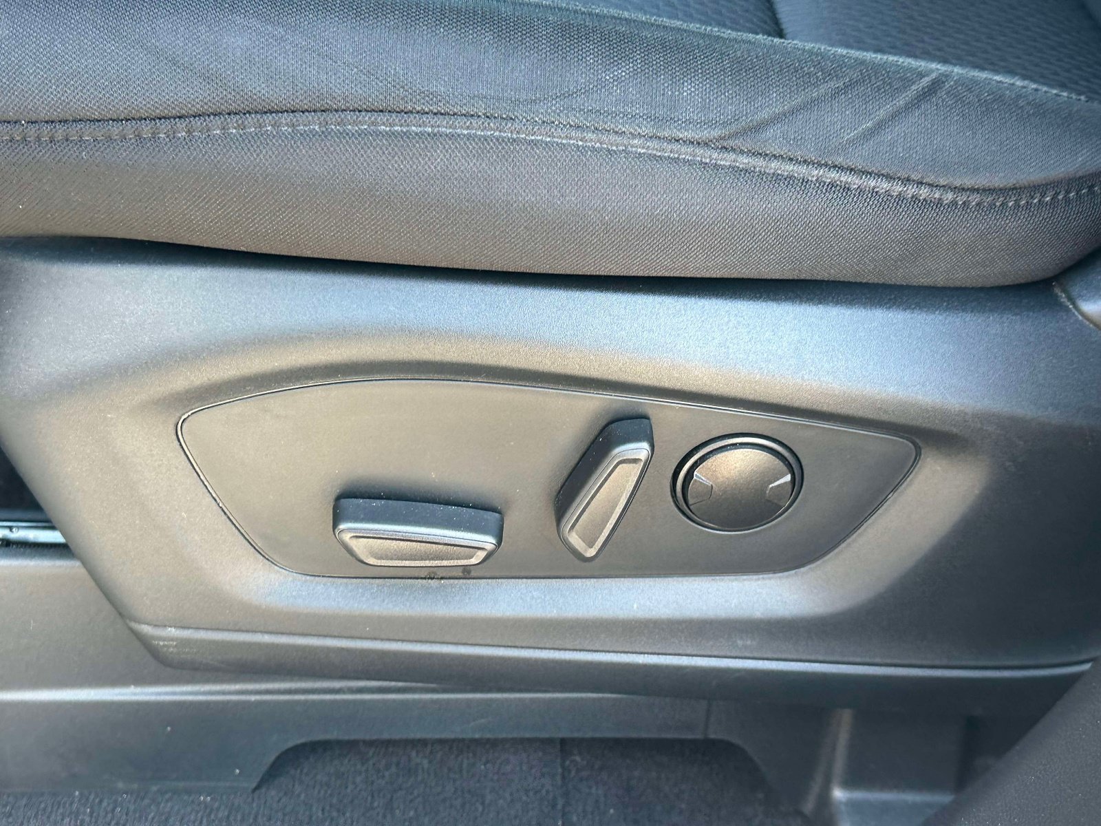 Used 2023 Ford Explorer XLT AWD/4WD image 16