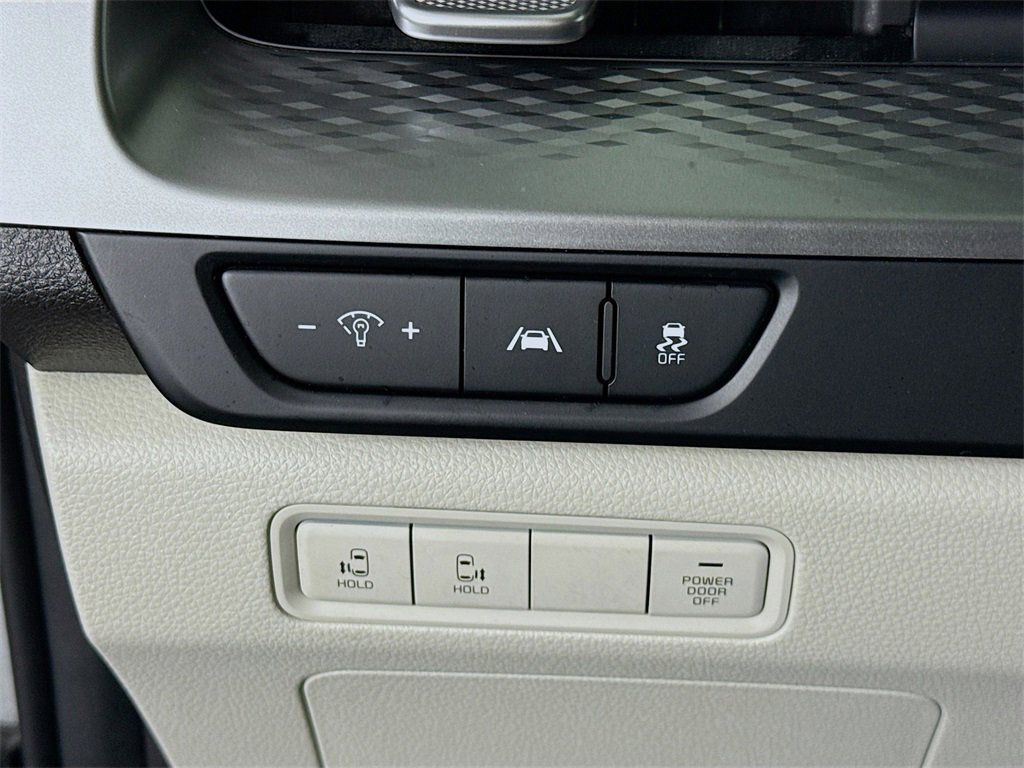 Used 2023 Kia Carnival LX image 19