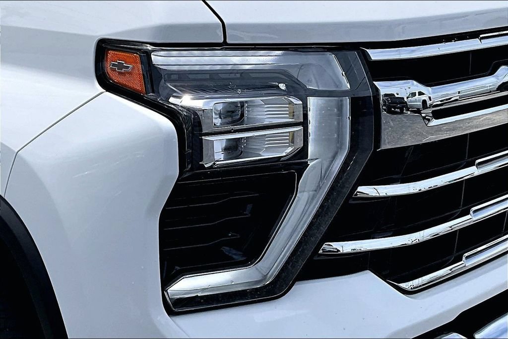 Used 2025 Chevrolet Silverado 2500 LTZ w/ LTZ Convenience Package AWD/4WD image 40
