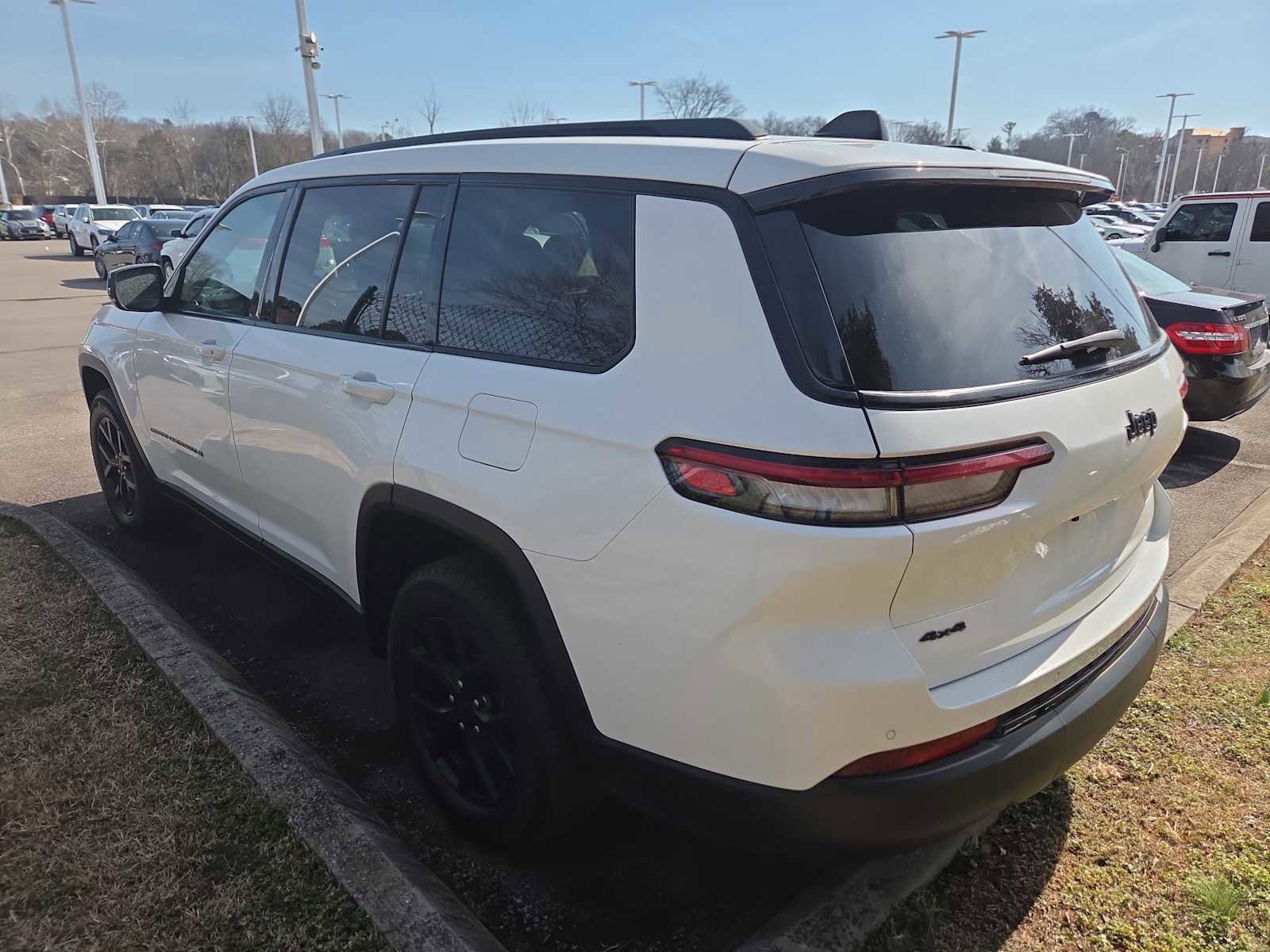 Used 2024 Jeep Grand Cherokee L Laredo image 4