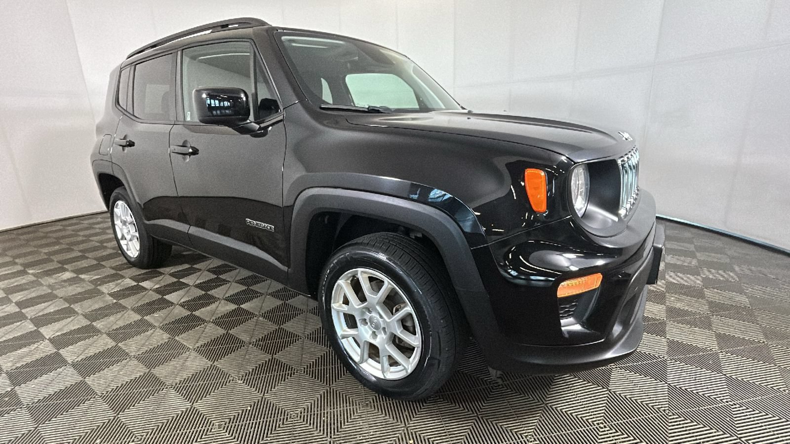 Used 2020 Jeep Renegade Latitude w/ Cold Weather Group AWD/4WD image 3