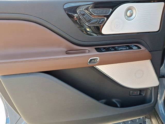 Used 2025 Lincoln Aviator Reserve w/ Equipment Group 201A image 13