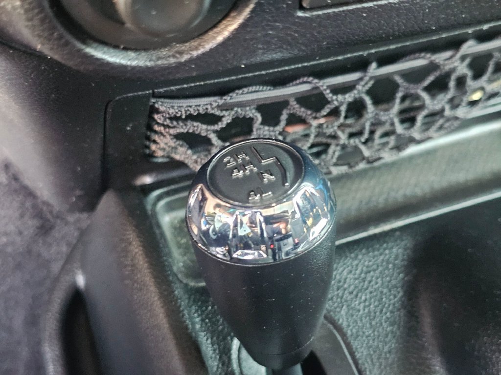 Used 2017 Jeep Wrangler Unlimited Rubicon w/ Connectivity Group AWD/4WD image 28