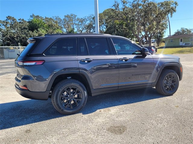 Used 2025 Jeep Grand Cherokee Altitude image 7