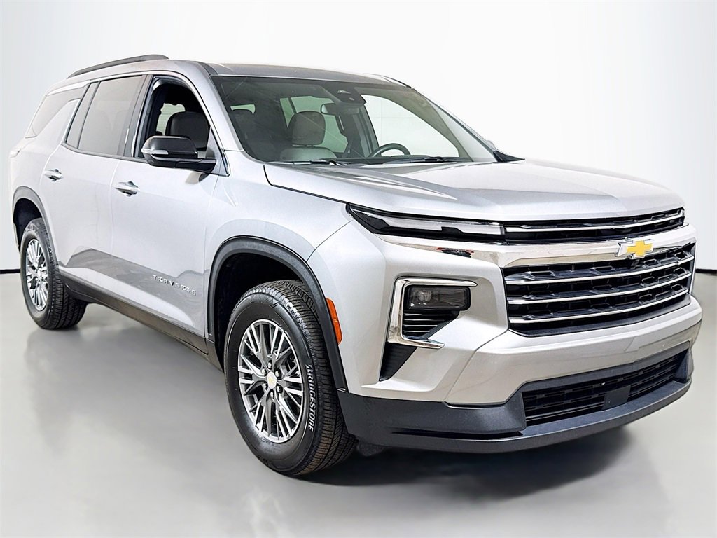 Certified 2025 Chevrolet Traverse LT image 3