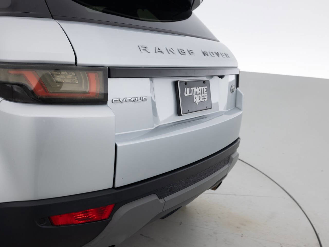 Used 2017 Land Rover Range Rover Evoque SE image 16