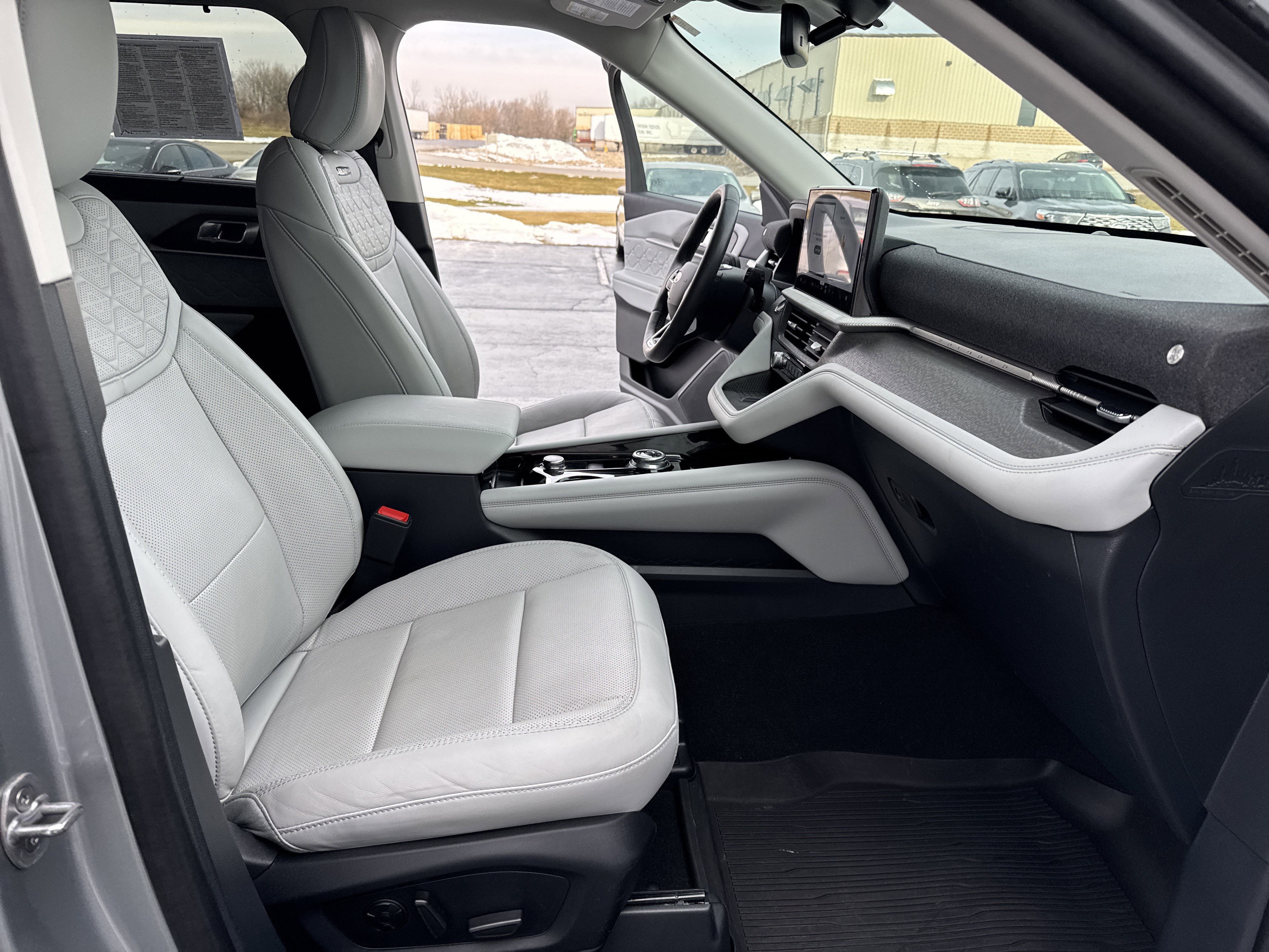 Used 2025 Ford Explorer Platinum w/ Ultimate Package image 27