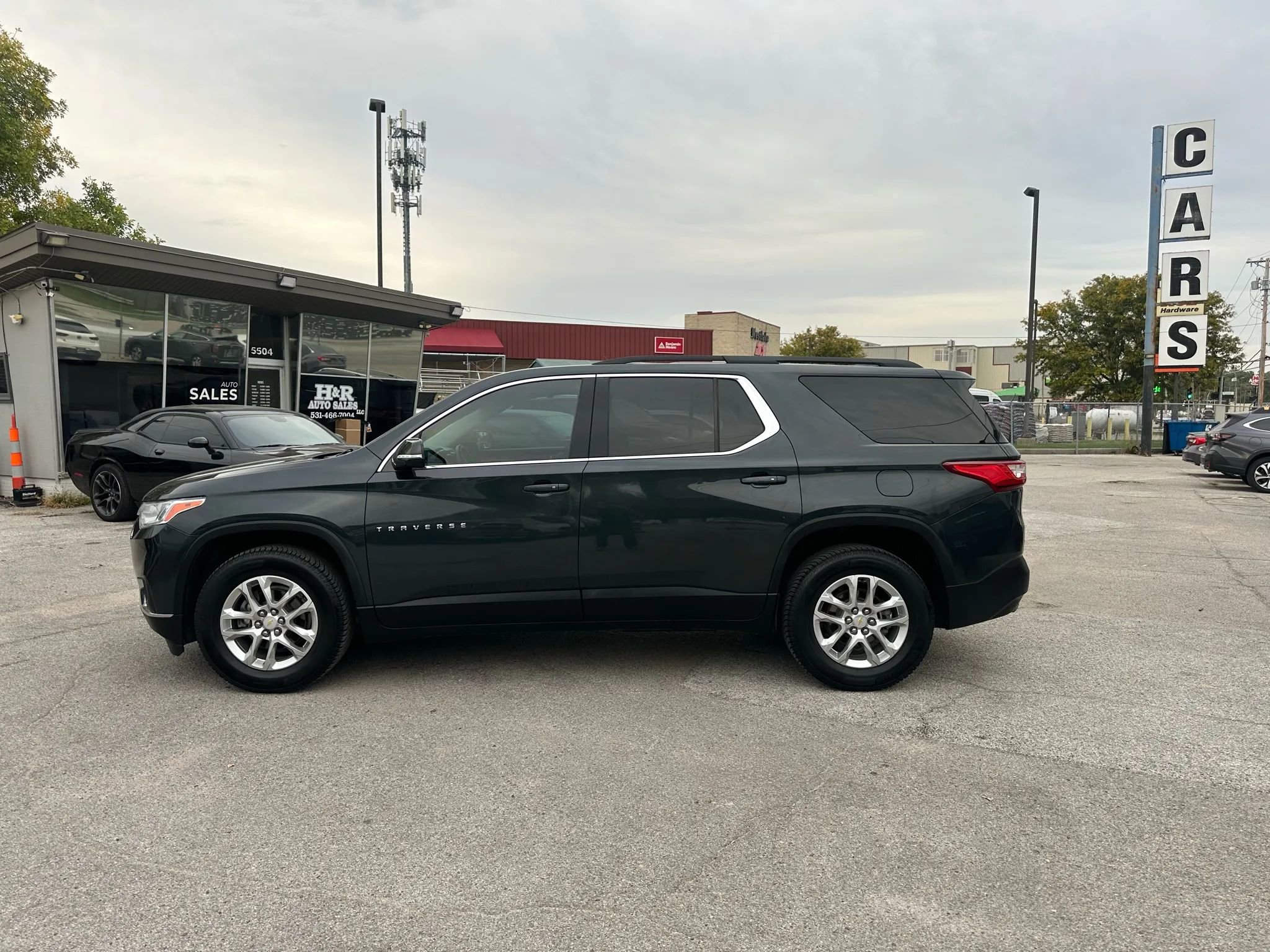 Used 2020 Chevrolet Traverse LT image 2