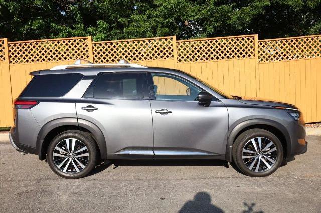 Certified 2025 Nissan Pathfinder Platinum FWD image 5