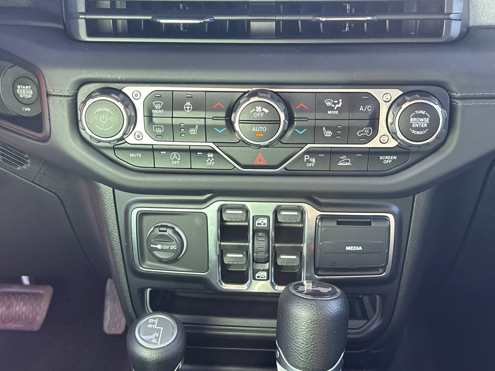 Used 2024 Jeep Wrangler Sahara w/ Safety Group image 13