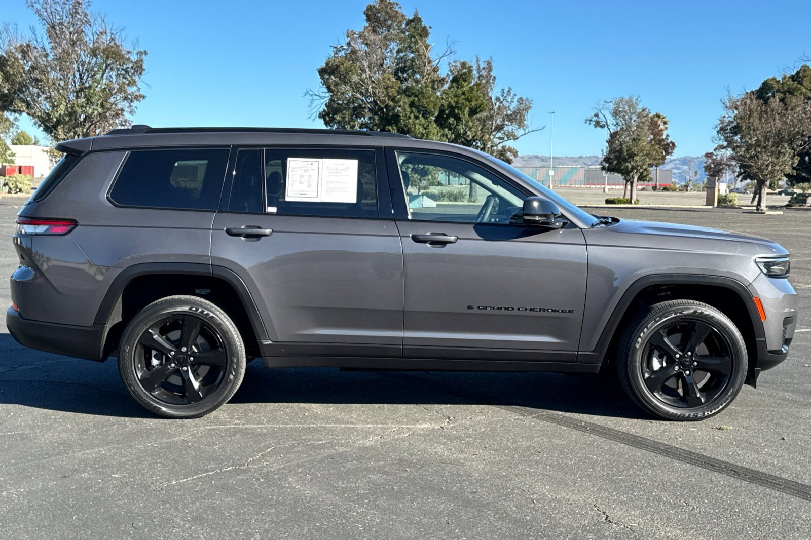 Used 2023 Jeep Grand Cherokee L Laredo image 2