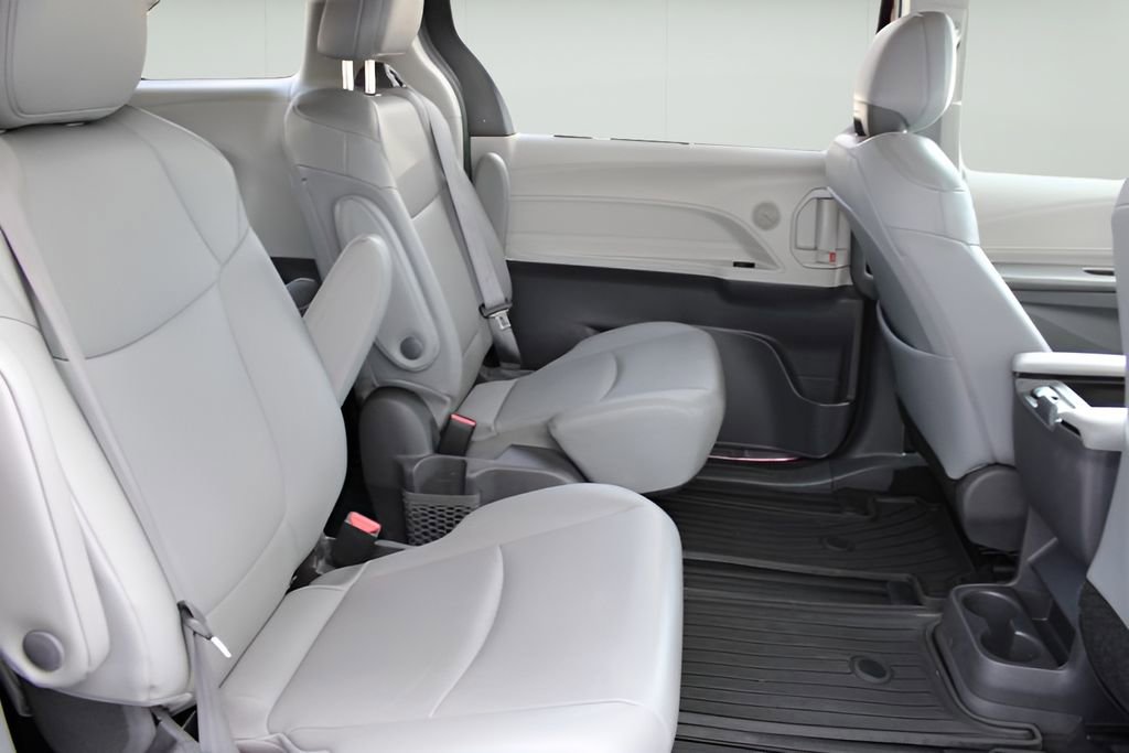 Used 2021 Toyota Sienna XLE w/ XLE Plus Package FWD image 22