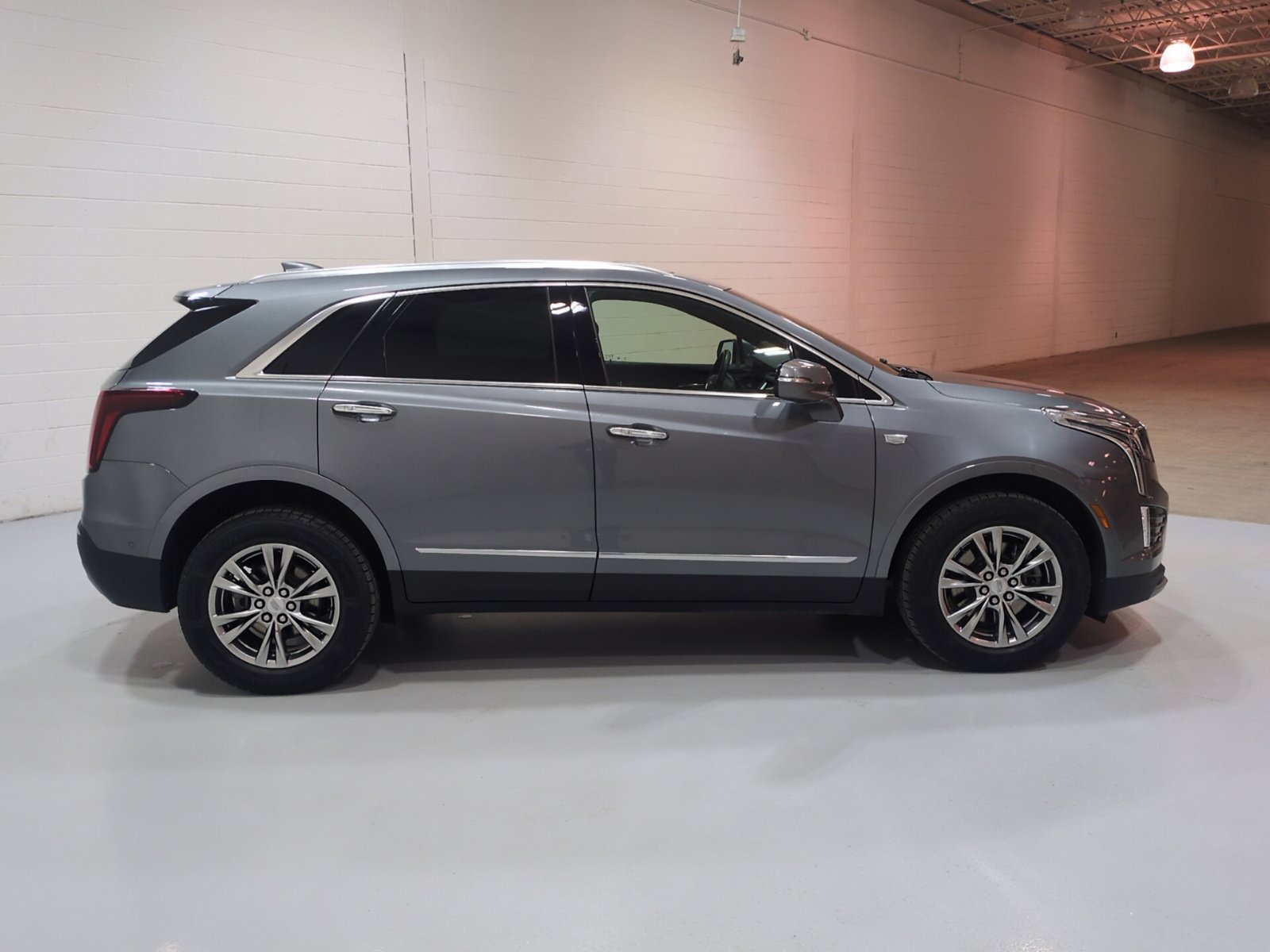 Used 2021 Cadillac XT5 Premium Luxury AWD/4WD image 2