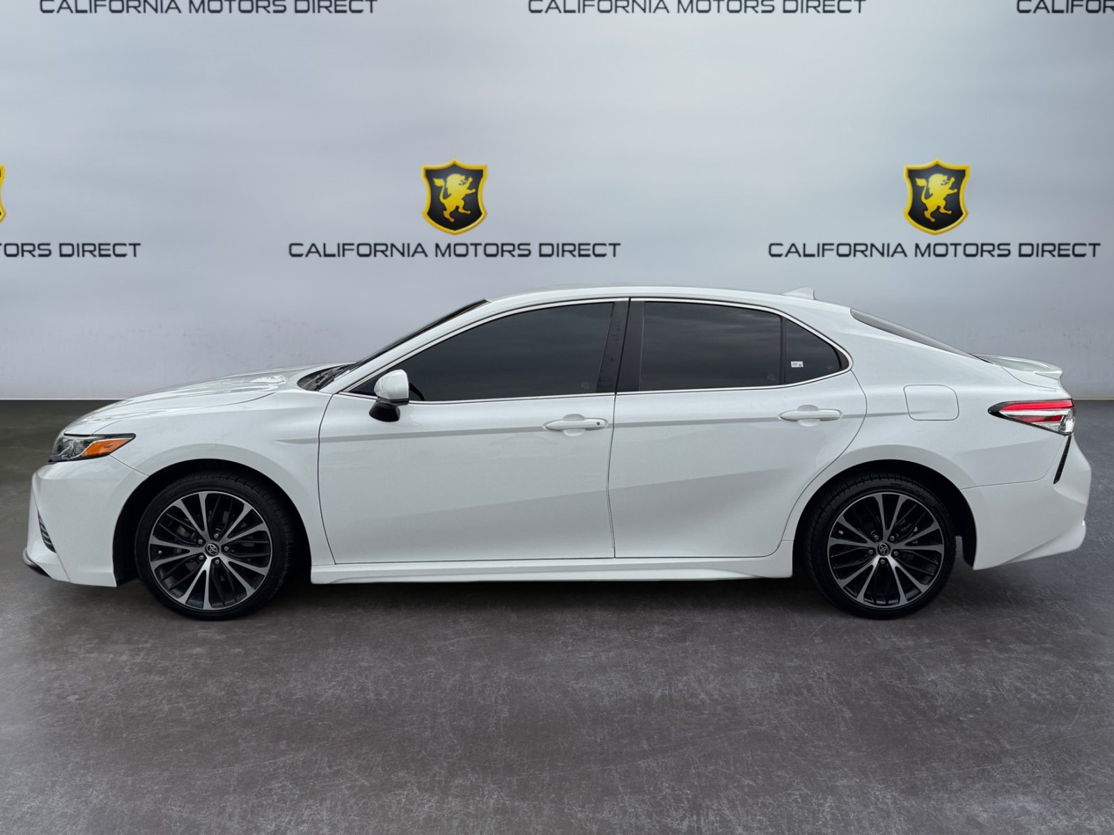 Used 2020 Toyota Camry SE w/ Carpet Mat Package FWD image 2