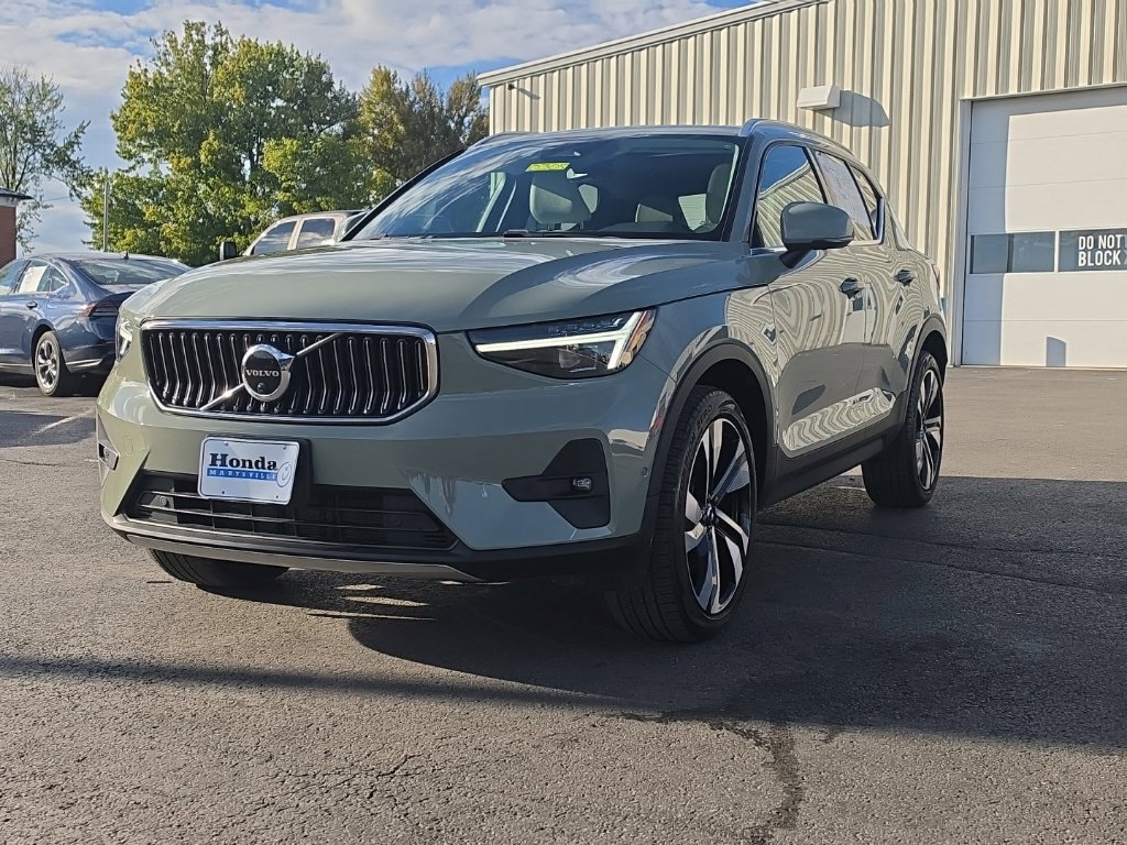Used 2023 Volvo XC40 B5 Ultimate w/ Protection Package Premier AWD/4WD image 3